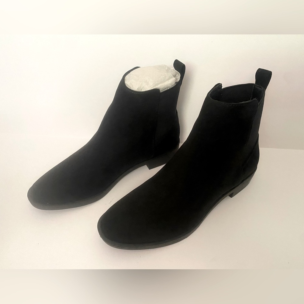 Women’s black suede booties sz 8 NWT